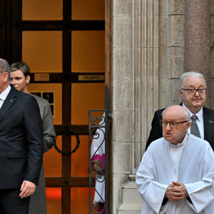 L'archevêque de Monaco Dominique-Marie David s'est chargé de diriger l'office.
Le prince Albert II de Monaco et la princesse Charlene, le père Penzo - Sortie de la messe en mémoire du prince Rainier III en la cathédrale de Monaco, le 5 avril 2023. © Bruno Bebert / Bestimage