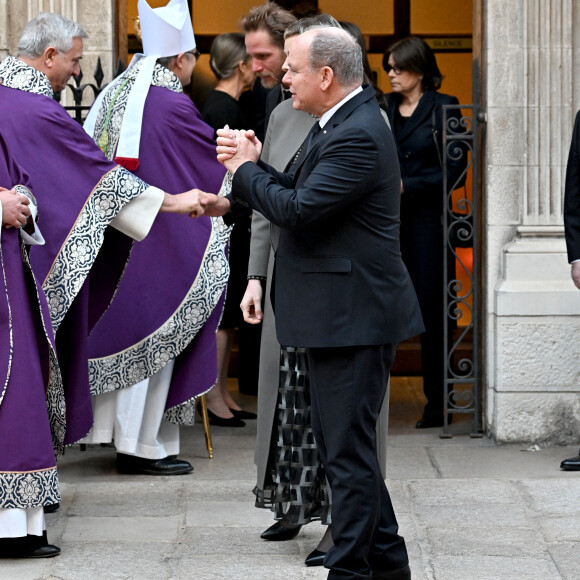 Le prince Albert II de Monaco et la princesse Charlene - Sortie de la messe en mémoire du prince Rainier III en la cathédrale de Monaco, le 5 avril 2023. © Bruno Bebert / Bestimage