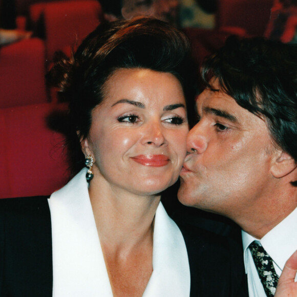 Âgée tout juste de 18 ans et demi, la veuve du "Boss" travaillait pour lui, et n'a pas craqué dès le début
Bernard Tapie et sa femme Dominique en 1996 
