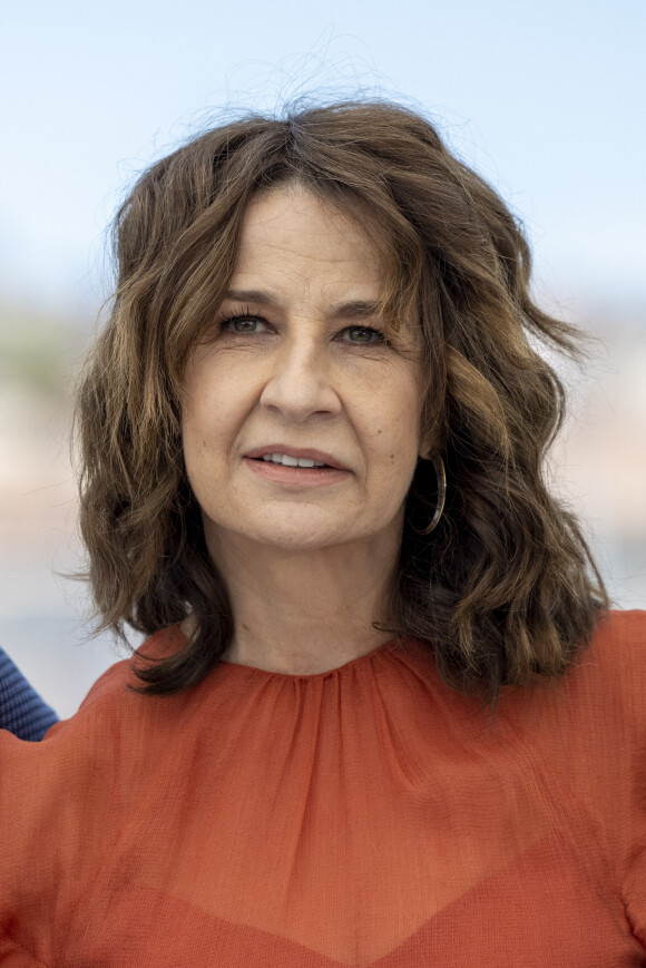 Il y a aussi eu des proches qui ont été d'une grande aide, notamment un en particulier, ancien et puissant compagnon d'une immense actrice qui l'a aidée durant l'affaire.
Valérie Lemercier (réalisatrice) au photocall du film Aline (hors compétition) lors du 74ème festival international du film de Cannes le 14 juillet 2021 © Borde / Jacovides / Moreau / Bestimage 