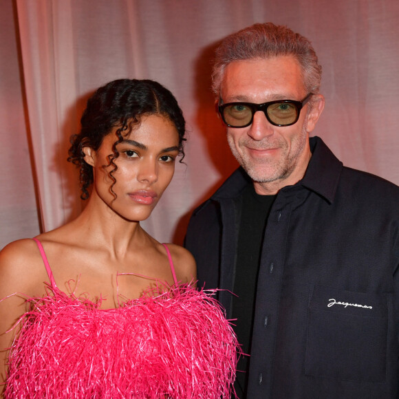 Son mari Vincent Cassel n'apparaît sur aucune des photos et des vidéos partagées par les invités 
Vincent Cassel et sa femme Tina Kunakey - Photocall en front row du défilé "Le Raphia" de la maison Jacquemus au Bourget le 12 décembre 2022. © Veeren / Clovis / Bestimage 