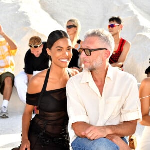 Vincent Cassel et sa femme Tina Kunakey durant le défilé "Le Papier" la collection automne hiver 2022-2023 de Simon Porte Jacquemus aux Salin de Giraud à Arles, le 27 juin 2022. Après Hawaï en mars dernier, Jacquemus est de retour en Provence, sa terre natale. Trois ans après avoir défilé dans un champ de lavande à Valensole, dans les Alpes-de-Haute-Provence, le designer originaire de Mallemort, petite ville située entre Marseille et Avignon, s'offre ainsi un retour aux sources qui inspire depuis 2009 ses créations. © Bruno Bebert/Bestimage 