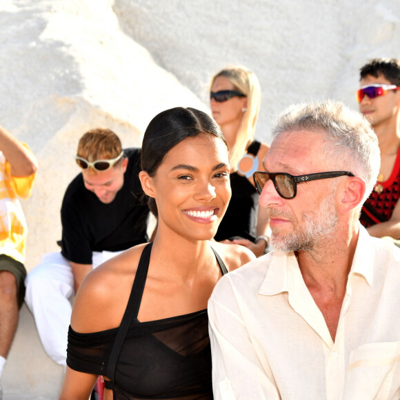 Vincent Cassel et sa femme Tina Kunakey durant le défilé "Le Papier" la collection automne hiver 2022-2023 de Simon Porte Jacquemus aux Salin de Giraud à Arles, le 27 juin 2022. Après Hawaï en mars dernier, Jacquemus est de retour en Provence, sa terre natale. Trois ans après avoir défilé dans un champ de lavande à Valensole, dans les Alpes-de-Haute-Provence, le designer originaire de Mallemort, petite ville située entre Marseille et Avignon, s'offre ainsi un retour aux sources qui inspire depuis 2009 ses créations. © Bruno Bebert/Bestimage 