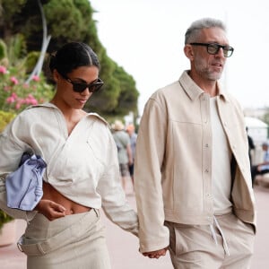 Vincent Cassel et sa femme Tina Kunakey se promènent sur la croisette lors du 75ème Festival International du Film de Cannes, le 23 mai 2022. 