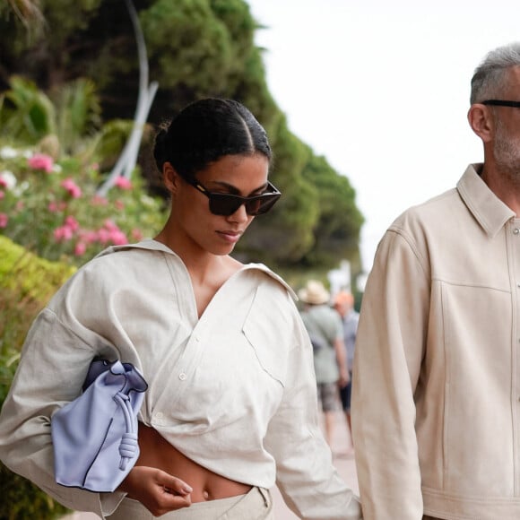 Vincent Cassel et sa femme Tina Kunakey se promènent sur la croisette lors du 75ème Festival International du Film de Cannes, le 23 mai 2022. 