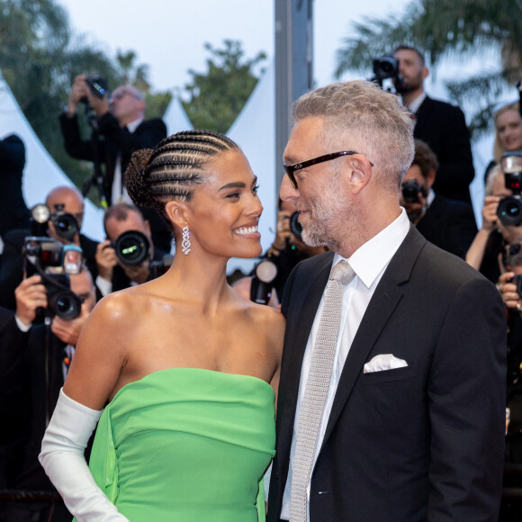 Tina Kunakey et son mari Vincent Cassel - Montée des marches du film " Les crimes du futur " lors du 75ème Festival International du Film de Cannes. Le 23 mai 2022 © Olivier Borde / Bestimage 