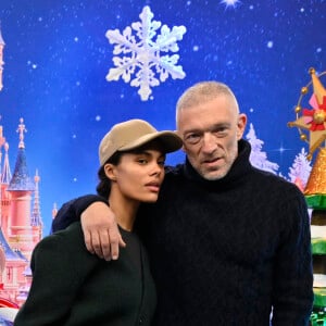 Vincent Cassel et sa femme Tina Kunakey - Les célébrités fêtent Noël à Disneyland Paris en novembre 2021. La féérie de Noël brille de mille feux à Disneyland Paris ! Pour célébrer l'ouverture de la saison, plusieurs célébrités se sont retrouvées au Parc pour découvrir les festivités les plus magiques d'Europe et rencontrer les Personnages Disney dans leur plus beaux habits de Noël. © Disney via Bestimage