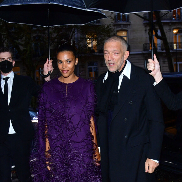 Vincent Cassel et sa femme Tina Kunakey arrivent à la soirée "Vogue Paris fête ses 100 ans" au Palais Galliera lors de la Fashion Week printemps/été 2022 de Paris, France, le 1er octobre 2021. © Tiziano Da Silva-Pierre Perusseau/Bestimage 