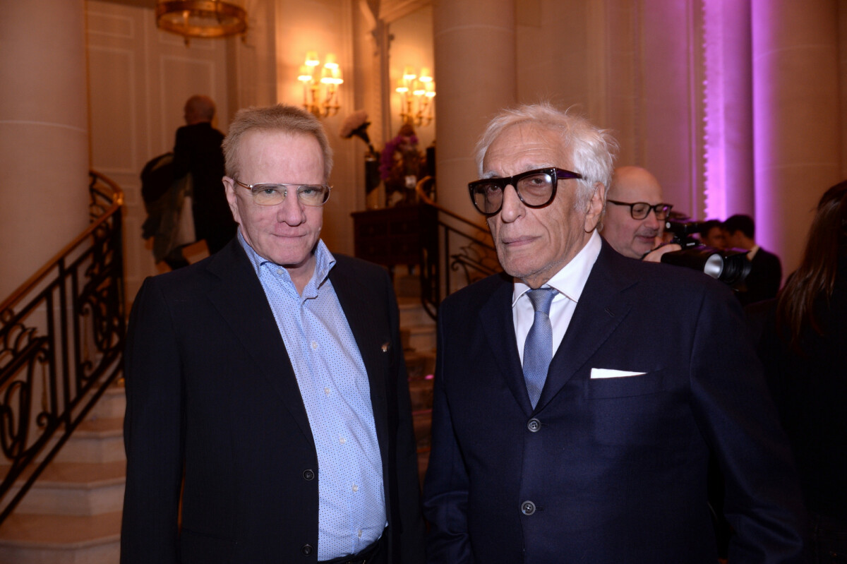 Photo : Christophe Lambert et Gérard Darmon lors du photocall et du  cocktail de la soirée des Stéthos dor 2023 à lhôtel Four Seasons George  V à Paris, France, le 27 mars