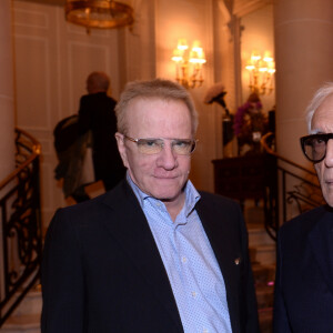 Christophe Lambert et Gérard Darmon lors du photocall et du cocktail de la soirée des "Stéthos d'or 2023" à l'hôtel Four Seasons George V à Paris, France, le 27 mars 2023. Les "Stéthos d'Or" récompensent les artistes qui contribuent au bien-être de tous, organisé par la Fondation pour la Recherche en Physiologie. Les "Stéthos d'Or" mettent à l'honneur cette année encore les personnalités qui, par leurs implications et énergies positives, ont contribué à la grande réussite de cette manifestation. Grâce aux dons, les premiers programmes de recherches en France et la construction du laboratoire entièrement dédié à ces derniers ont pu voir le jour. D'autres avancées ont été présentées au cours de cette soirée composée d'un dîner avec les personnalités, de la remise des Stéthos d'Or puis d'une vente aux enchères. © Bellak-Guirec/Bestimage 