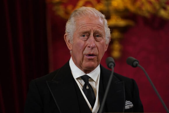 Le nouveau souverain serait en pleine hésitations selon les médias britanniques 
Le roi Charles III d'Angleterre - Personnalités lors de la cérémonie du Conseil d'Accession au palais Saint-James à Londres, pour la proclamation du roi Charles III d'Angleterre. Le 10 septembre 2022 