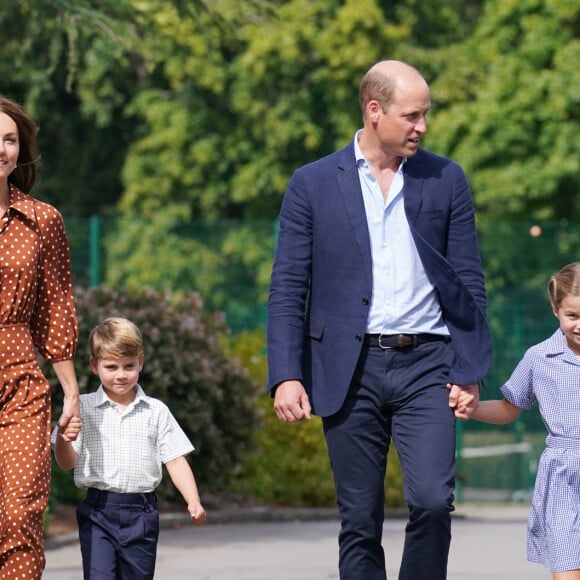 Si l'info était confirmée, le prince Louis apparaîtrait quand même au balcon de Buckingham, là même où il multipliait les grimaces en juin 2022
Le prince William, duc de Cambridge et Catherine Kate Middleton, duchesse de Cambridge accompagnent leurs enfants George, Charlotte et Louis à l'école Lambrook le 7 septembre 2022. 