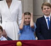 La royauté craindrait que le benjamin des Cambridge ne vole la vedette au nouveau roi, comme il a pu le faire lors du dernier jubilé d'Elizabeth II
Le prince Louis, la princesse Charlotte et le prince George de Cambridge - Les membres de la famille royale regardent le défilé Trooping the Colour depuis un balcon du palais de Buckingham à Londres lors des célébrations du jubilé de platine de la reine le 2 juin 2022. 