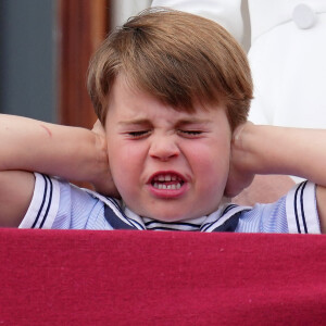 On a déjà hâte de voir ce que le petit prince nous réserve cette fois-ci !
Le prince Louis de Cambridge - Les membres de la famille royale regardent le défilé Trooping the Colour depuis un balcon du palais de Buckingham à Londres lors des célébrations du jubilé de platine de la reine le 2 juin 2022. 