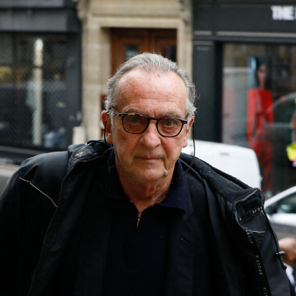 Sur les marches de l'église, amies et amis de Jacques Collard se sont croisés. 
Exclusif - Yves Lecoq - Obsèques de Jacques Collard en l'église Saint Roch à Paris le 6 avril 2023. © Christophe Clovis / Bestimage