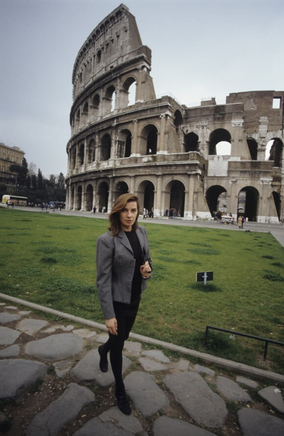 En Italie, à Rome, Patricia Millardet posant en février 1990. © Michel Croizard via Bestimage