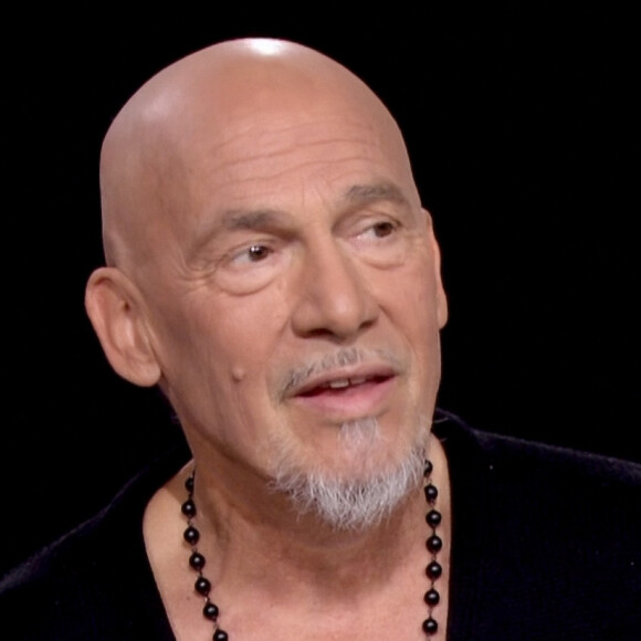 Mais il avait vécu avec elle une relation très complexe.
Captures d'écran - Florent Pagny est l'invité de Laurent Delahousse sur le plateau du journal de France 2 le 2 avril 2023. © Jack Tribeca / Bestimage