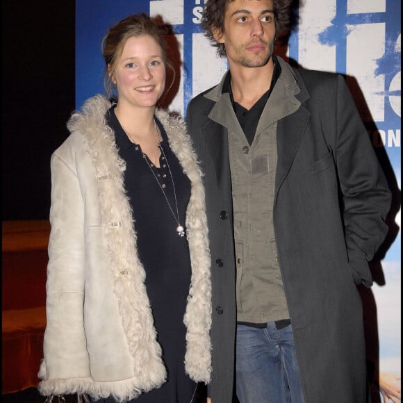 Natacha Régnier, enceinte de sa deuxième fille, et Guillaume Bounaud à Paris en 2008