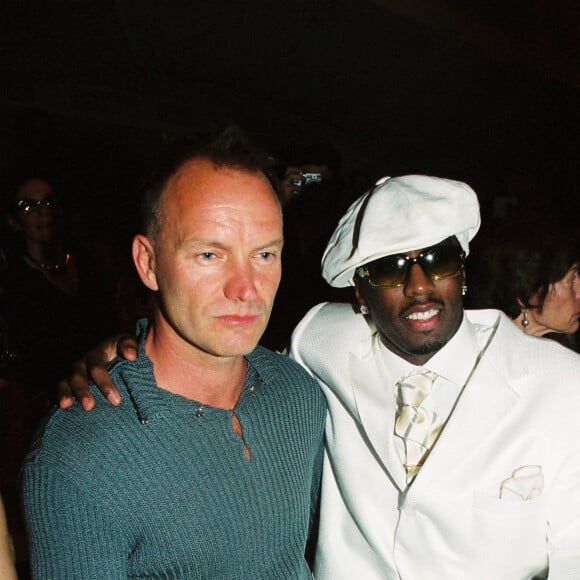 En effet, depuis sa reprise d'Every Breath You Take, P. Diddy verse 5000 dollars par jour au chanteur britannique.
Collection Gaultier 2002/2003, Paris 07/2002 Puff Daddy, Sting