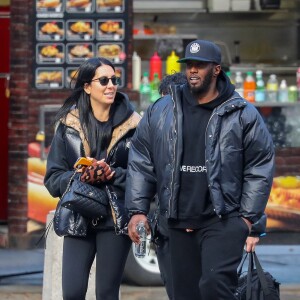 En tout cas, ce deal n'a pas l'air d'avoir entamé la fortune colossale de P. Diddy. 
Exclusif - Sean Combs (Puff Daddy, Puffy, Diddy, P. Diddy, Diddy Dirty Moneyfait du shopping chez Hermès avec une mystérieuse inconnue à New York City, New York, Etats-Unis, le 20 octobre 2022. Diddy portait un sweat-shirt avec le nom de sa dernière entreprise, Love Records. Le magnat de la musique a récemment présenté son dernier label dans lequel il a signé un contrat d'album unique avec le légendaire label Motown Records. 