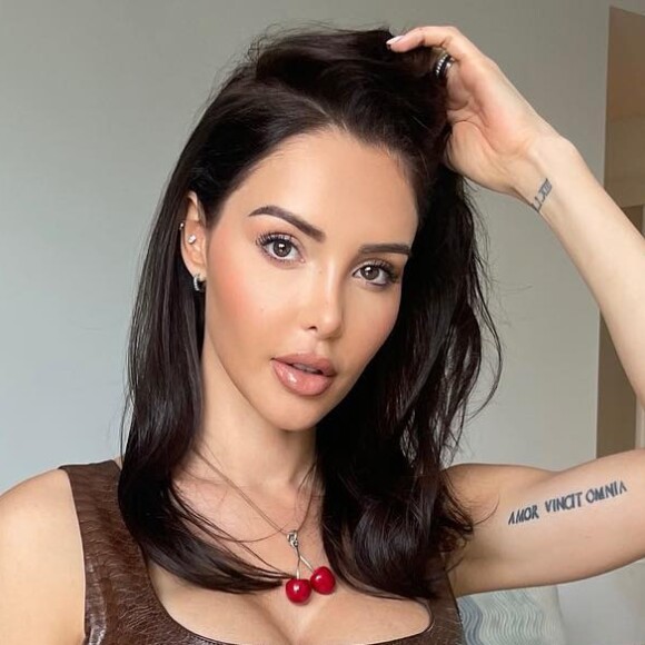 Nabilla Benattia prend la pose sur Instagram