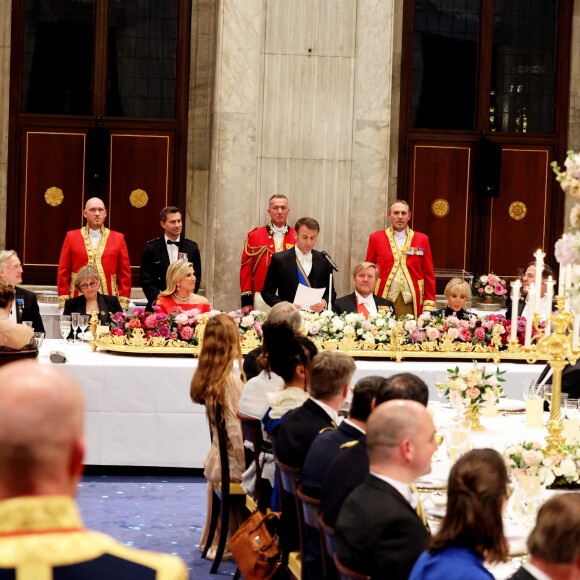 Face à de nombreux convives, dont le frère du roi Willem-Alexander et son épouse, le couple présidentiel a brillé
La reine Maxima, le président Emmanuel Macron, le roi Willem Alexander des Pays-Bas et Brigitte Macron au dîner d'Etat offert en l'honneur du Président de la République et de sa femme par le Roi des Pays- Bas au palais royal à Amsterdam le 11 avril 2023. © Dominique Jacovides / Bestimage 