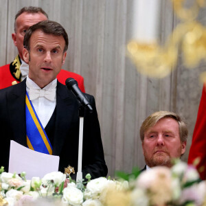 Le président Emmanuel Macron et le roi ont prononcé des discours sous le regard fier de leurs épouses
Le président Emmanuel Macron et le roi Willem Alexander des Pays-Bas au dîner d'Etat offert en l'honneur du Président de la République et de sa femme par le Roi des Pays- Bas au palais royal à Amsterdam le 11 avril 2023. © Dominique Jacovides / Bestimage 