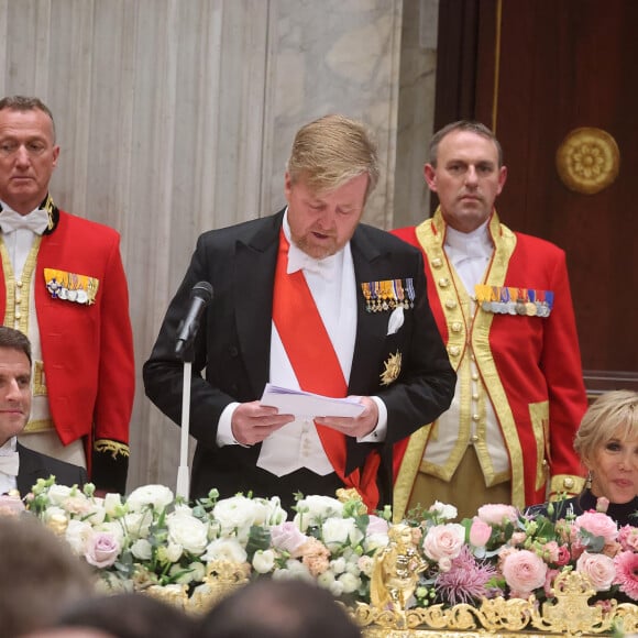 Le président Emmanuel Macron, le roi Willem Alexander des Pays-Bas et Brigitte Macron au dîner d'Etat offert en l'honneur du Président de la République et de sa femme par le Roi des Pays- Bas au palais royal à Amsterdam le 11 avril 2023. © Dominique Jacovides / Bestimage 