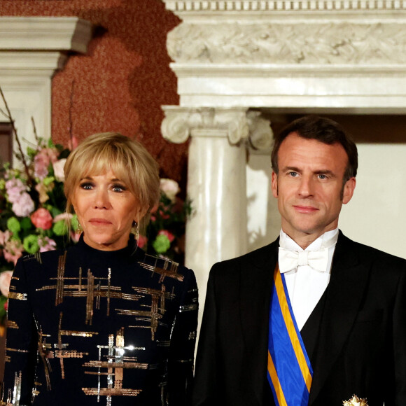 Brigitte Macron portait une magnifique robe sombre moulante dont le haut était brodé de sequins dorés, argentés et bronze 
Brigitte Macron et le président Emmanuel Macron au dîner d'Etat offert en l'honneur du Président de la République et de sa femme par le Roi des Pays- Bas au palais royal à Amsterdam le 11 avril 2023. © Dominique Jacovides / Bestimage 