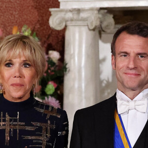 Brigitte Macron et le président Emmanuel Macron au dîner d'Etat offert en l'honneur du Président de la République et de sa femme par le Roi des Pays- Bas au palais royal à Amsterdam le 11 avril 2023. © Dominique Jacovides / Bestimage 