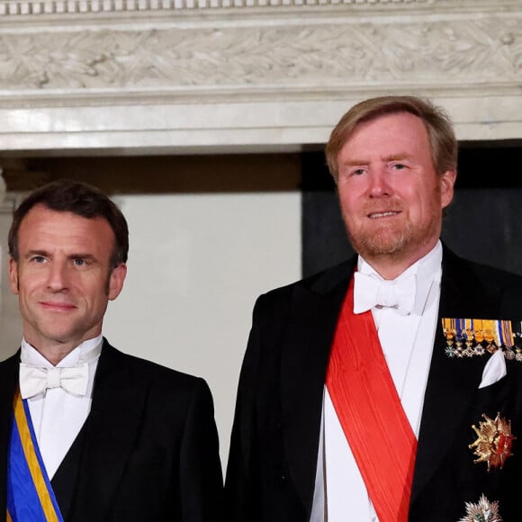 Tenue aux antipodes de celle choisie par la reine Maxima, une robe du créateur Claes Iversen rouge flamboyante aux manches bouffantes
Brigitte Macron, le président Emmanuel Macron, le roi Willem Alexander des Pays-Bas et la reine Maxima au dîner d'Etat offert en l'honneur du Président de la République et de sa femme par le Roi des Pays- Bas au palais royal à Amsterdam le 11 avril 2023. © Dominique Jacovides / Bestimage 