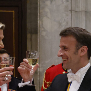 La reine Maxima des Pays-Bas, le président Emmanuel Macron et le roi Willem Alexander portent un toast lors du dîner d'état au palais royal à Amsterdam le 11 avril 2023. Le président de la République et sa femme sont en visite d'état aux Pays-Bas. © Ludovic Marin / Pool / Bestimage 
