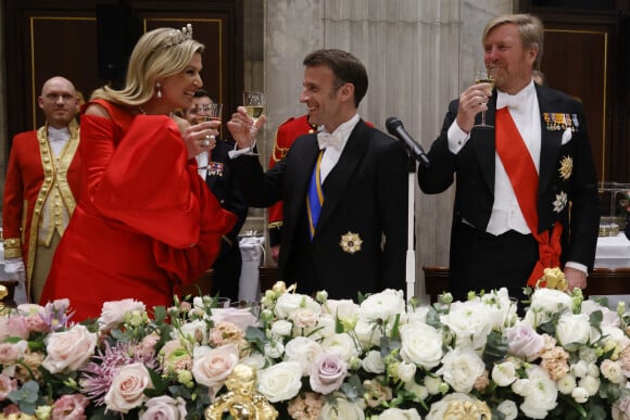La reine Maxima des Pays-Bas, le président Emmanuel Macron et le roi Willem Alexander portent un toast lors du dîner d'état au palais royal à Amsterdam le 11 avril 2023. Le président de la République et sa femme sont en visite d'état aux Pays-Bas. © Ludovic Marin / Pool / Bestimage 