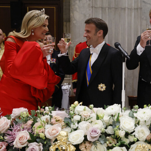 La reine Maxima des Pays-Bas, le président Emmanuel Macron et le roi Willem Alexander portent un toast lors du dîner d'état au palais royal à Amsterdam le 11 avril 2023. Le président de la République et sa femme sont en visite d'état aux Pays-Bas. © Ludovic Marin / Pool / Bestimage 