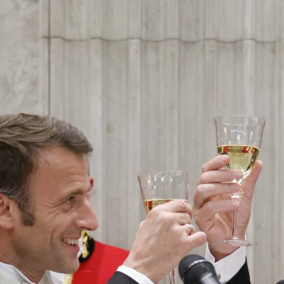 Le président Emmanuel Macron et le roi Willem Alexander des Pays-Bas portent un toast lors du dîner d'état au palais royal à Amsterdam le 11 avril 2023. Le président de la République et sa femme sont en visite d'état aux Pays-Bas. © Ludovic Marin / Pool / Bestimage 