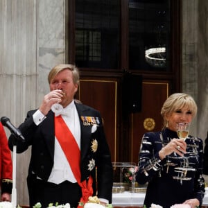 La reine Maxima, le président Emmanuel Macron, le roi Willem Alexander des Pays-Bas, Brigitte Macron et Mark Rutte, premier ministre des Pays-Bas portent un toast lors du dîner d'état au palais royal à Amsterdam le 11 avril 2023. Le président de la République et sa femme sont en visite d'état aux Pays-Bas. © Ludovic Marin / Pool / Bestimage 