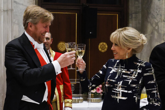 Le roi Willem Alexander des Pays-Bas, Brigitte Macron portent un toast lors du dîner d'état au palais royal à Amsterdam le 11 avril 2023. Le président de la République et sa femme sont en visite d'état aux Pays-Bas. © Ludovic Marin / Pool / Bestimage 