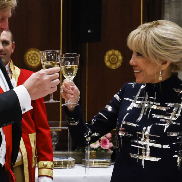 Le roi Willem Alexander des Pays-Bas, Brigitte Macron portent un toast lors du dîner d'état au palais royal à Amsterdam le 11 avril 2023. Le président de la République et sa femme sont en visite d'état aux Pays-Bas. © Ludovic Marin / Pool / Bestimage 