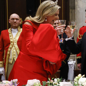 La reine Maxima des Pays-Bas, le président Emmanuel Macron portent un toast lors du dîner d'état au palais royal à Amsterdam le 11 avril 2023. Le président de la République et sa femme sont en visite d'état aux Pays-Bas. © Ludovic Marin / Pool / Bestimage 