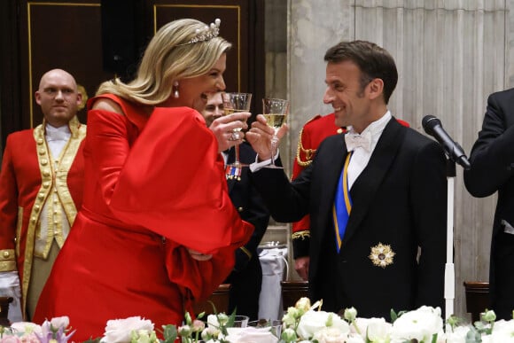 La reine Maxima des Pays-Bas, le président Emmanuel Macron portent un toast lors du dîner d'état au palais royal à Amsterdam le 11 avril 2023. Le président de la République et sa femme sont en visite d'état aux Pays-Bas. © Ludovic Marin / Pool / Bestimage 