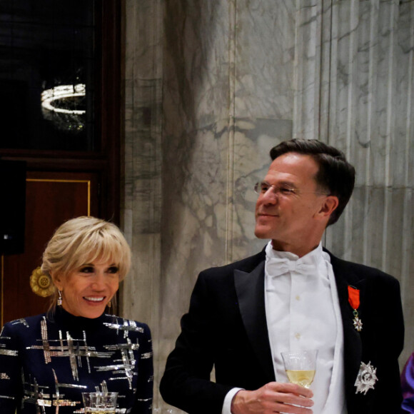 La reine Maxima, le président Emmanuel Macron, le roi Willem Alexander des Pays-Bas, Brigitte Macron et Mark Rutte, premier ministre des Pays-Bas portent un toast lors du dîner d'état au palais royal à Amsterdam le 11 avril 2023. Le président de la République et sa femme sont en visite d'état aux Pays-Bas. © Ludovic Marin / Pool / Bestimage 