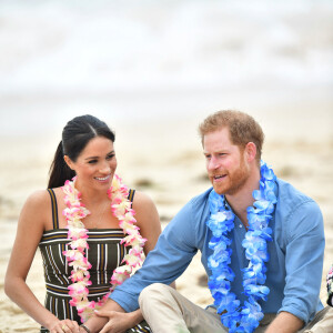 Meghan Markle vivra donc ce moment historique depuis la Californie.
Le prince Harry, duc de Sussex, et Meghan Markle, duchesse de Sussex, enceinte, visitent la plage de Bondi Beach. Sydney, le 19 octobre 2018. 