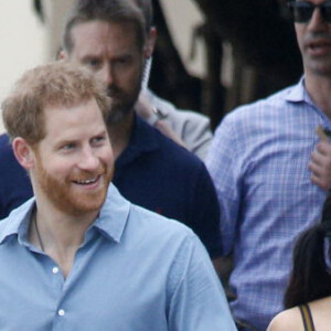 Le prince Harry, duc de Sussex, et Meghan Markle, duchesse de Sussex, enceinte, visitent la plage de Bondi Beach. Sydney, le 19 octobre 2018. 