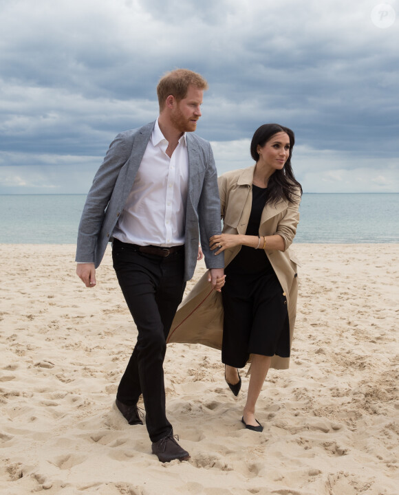 Le prince Harry, duc de Sussex, et Meghan Markle, duchesse de Sussex (enceinte) rendent visite aux sauveteurs sur la plage South Melbourne Beach le 18 octobre 2018. 