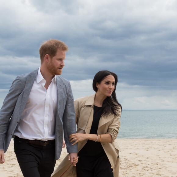 Le prince Harry, duc de Sussex, et Meghan Markle, duchesse de Sussex (enceinte) rendent visite aux sauveteurs sur la plage South Melbourne Beach le 18 octobre 2018. 