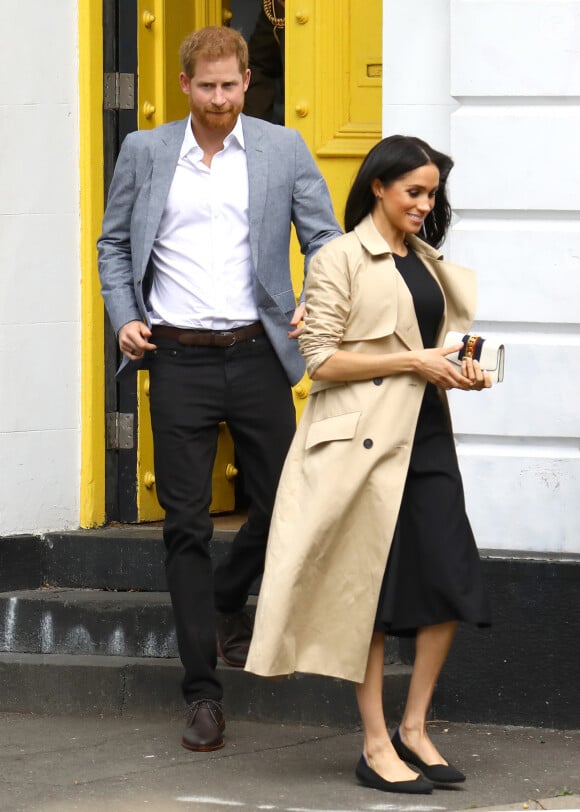 Le prince Harry, duc de Sussex, et Meghan Markle, enceinte, duchesse de Sussex, vont à la rencontre de jeunes volontaires pour nettoyer la plage de Melbourne, le 18 octobre 2018. 