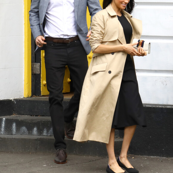 Le prince Harry, duc de Sussex, et Meghan Markle, enceinte, duchesse de Sussex, vont à la rencontre de jeunes volontaires pour nettoyer la plage de Melbourne, le 18 octobre 2018. 