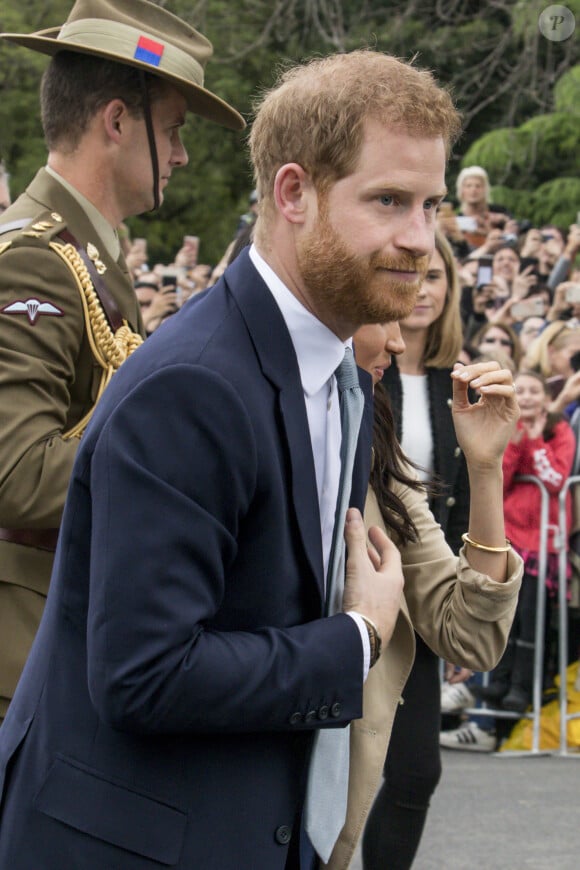 La nouvelle tant attendue est tombée officiellement mercredi 12 avril 2023.
Le prince Harry, duc de Sussex, et Meghan Markle, enceinte, duchesse de Sussex, vont à la rencontre de la foule venue les accueillir, lors de la visite des jardins botaniques de Melbourne, le 18 octobre 2018. 