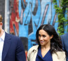 Harry se rendra seul au couronnement de son père a annoncé le palais.
Le prince Harry, duc de Sussex, et Meghan Markle, enceinte, duchesse de Sussex, vont à la rencontre de la foule venue les accueillir, lors de la visite des jardins botaniques de Melbourne, le 18 octobre 2018. 