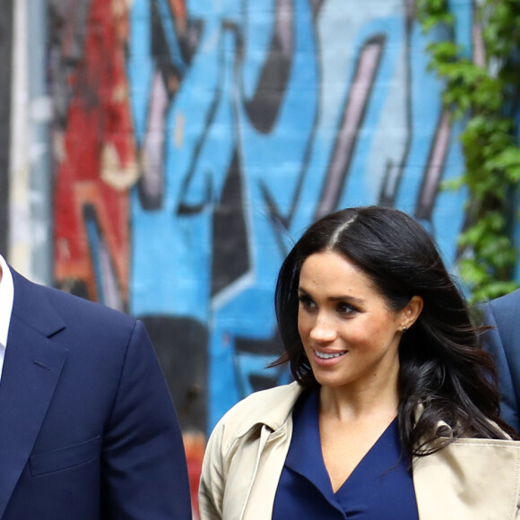 Harry se rendra seul au couronnement de son père a annoncé le palais.
Le prince Harry, duc de Sussex, et Meghan Markle, enceinte, duchesse de Sussex, vont à la rencontre de la foule venue les accueillir, lors de la visite des jardins botaniques de Melbourne, le 18 octobre 2018. 